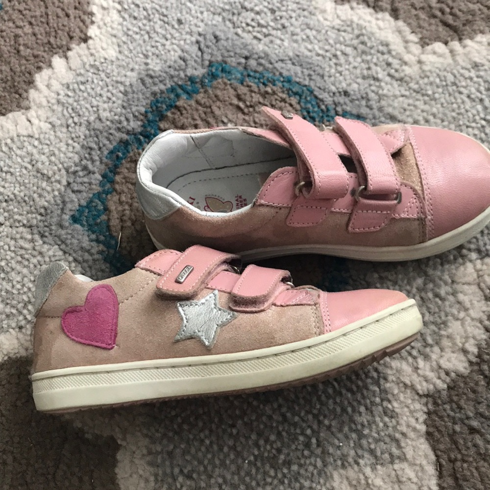 Girl leather shoes, very cute and confortable